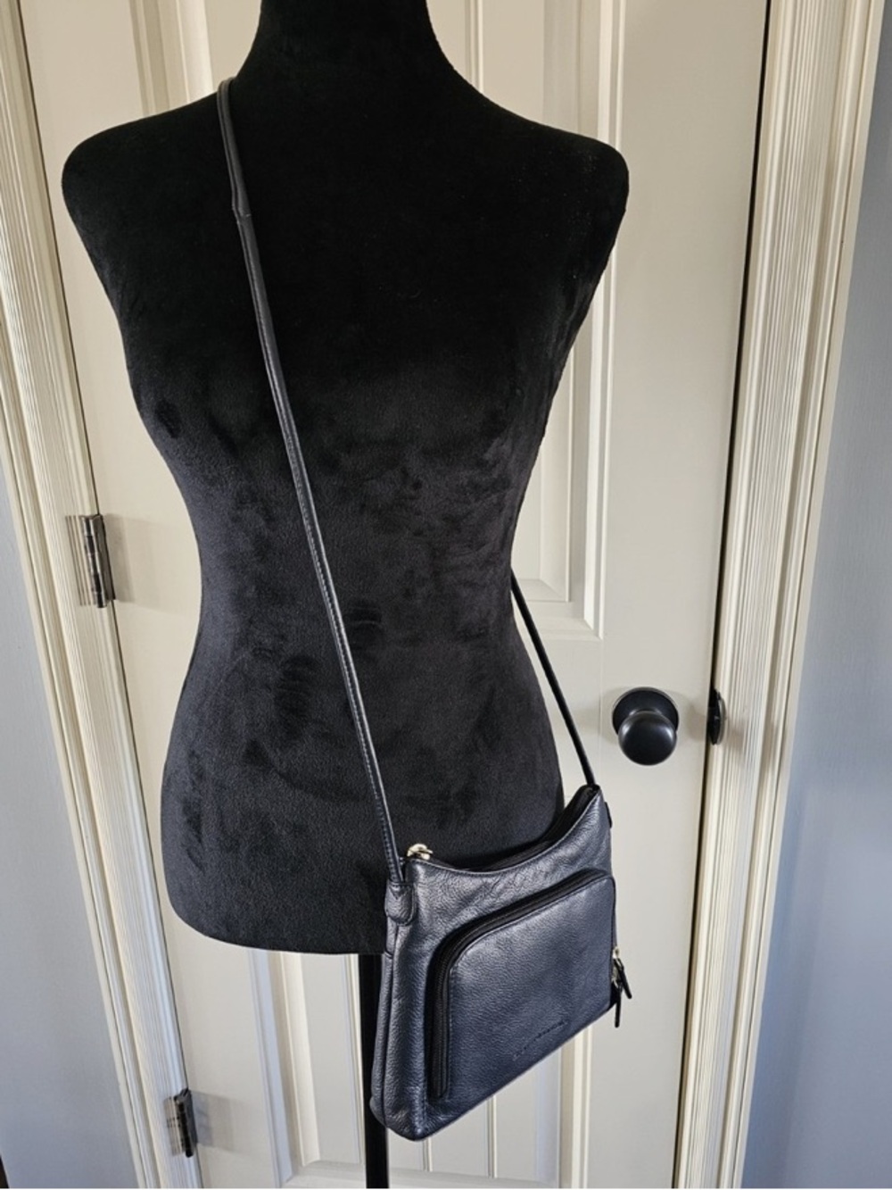 Black dainty Stone Mountain leather purse